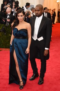 Kim Kardashian v Lanvin dress a Lorraine Schwartz jewelry a Kanye West v Lanvin