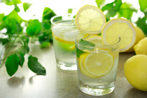 voda s citronem